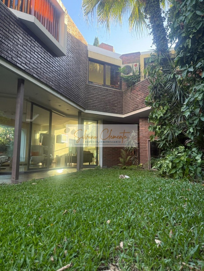 Casa 5 ambientes en Villa Devoto - Lote propio a dos calles