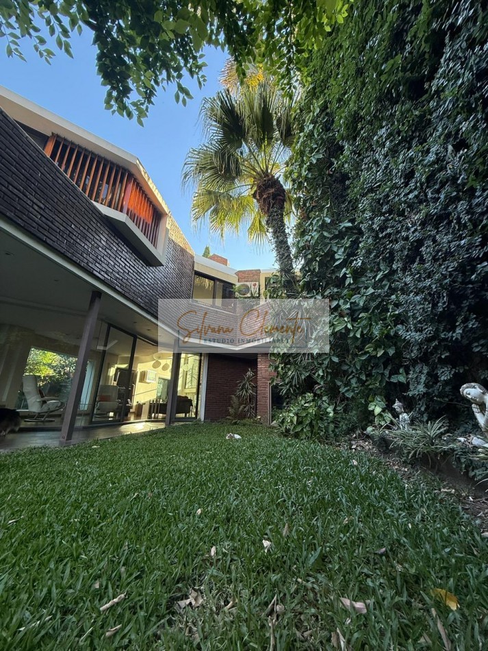 Casa 5 ambientes en Villa Devoto - Lote propio a dos calles