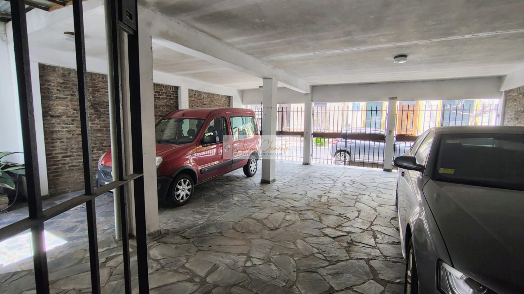 Casa 4 amb en lote propio con jardin y cochera en Velez Sarsfield