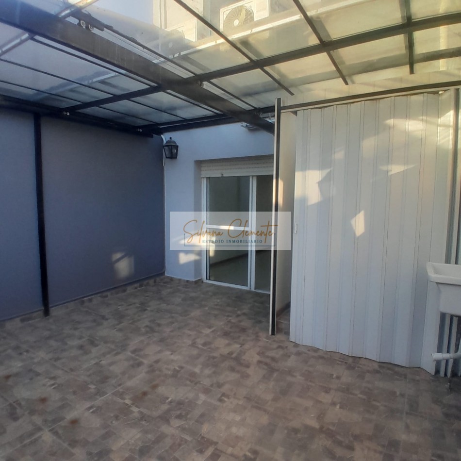 Esplendido y soleado PH 3 ambientes mas playroom, patio y cochera APTO CREDITO.