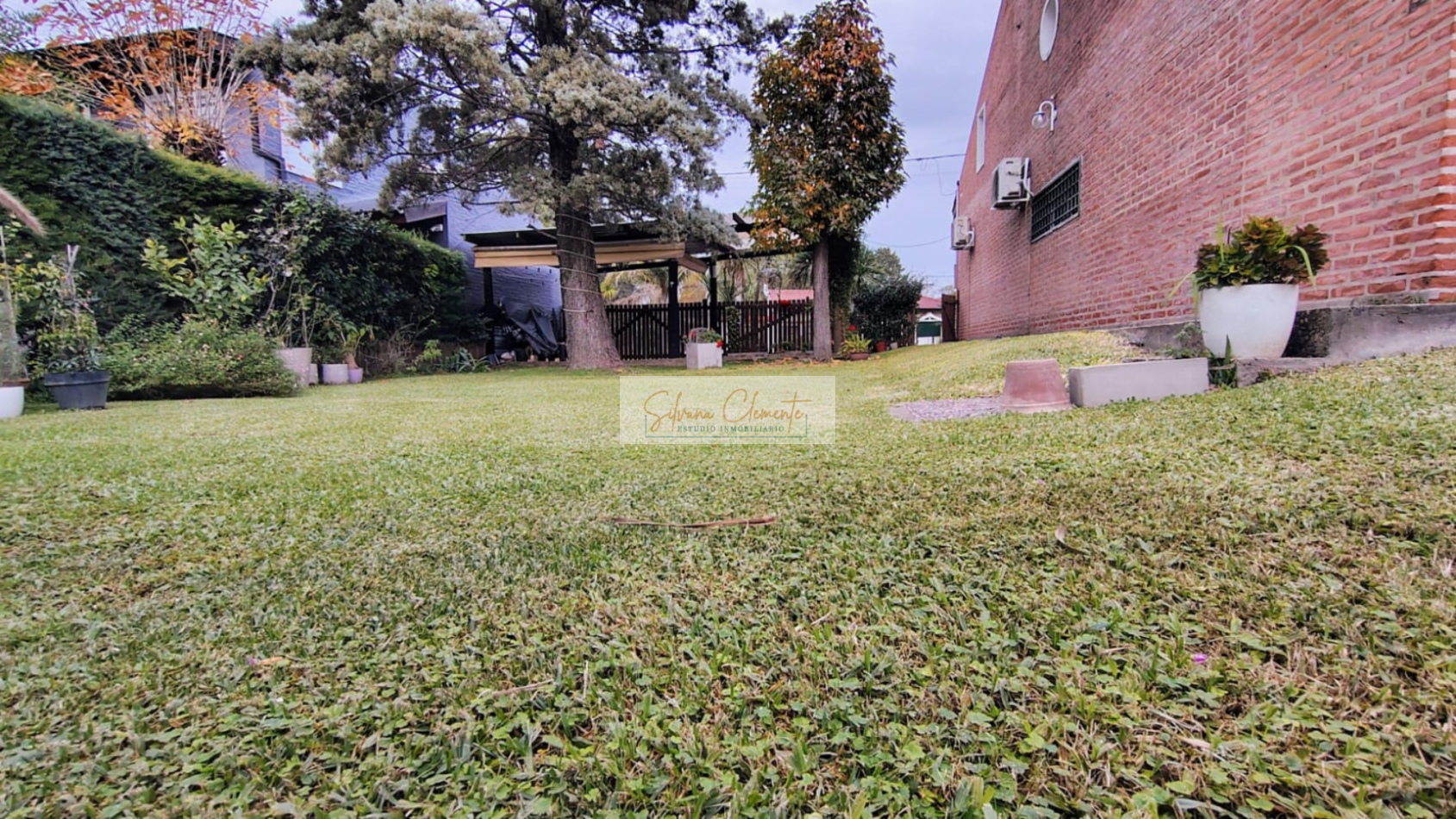 Hermosa casa 4 ambientes sobre doble lote con parque, quincho y parrilla