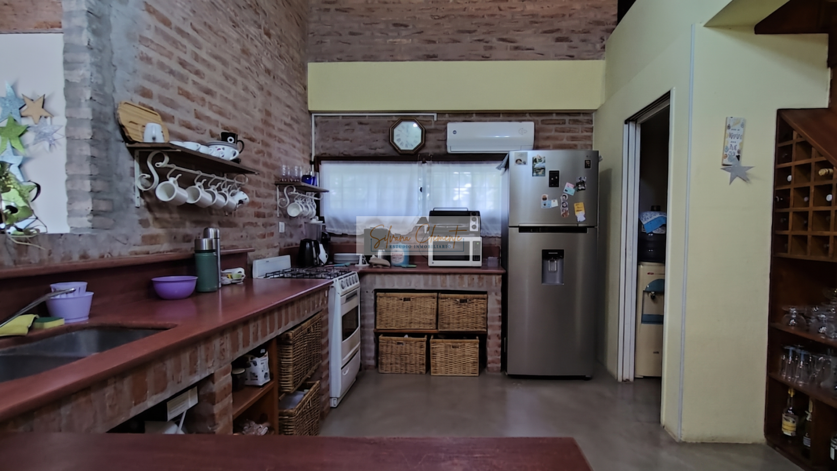 Hermosa casa 4 ambientes sobre doble lote con parque, quincho y parrilla