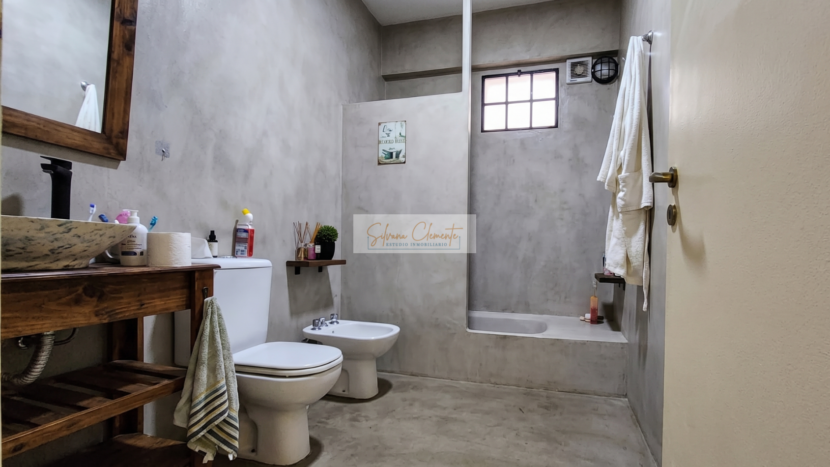 Hermosa casa 4 ambientes sobre doble lote con parque, quincho y parrilla