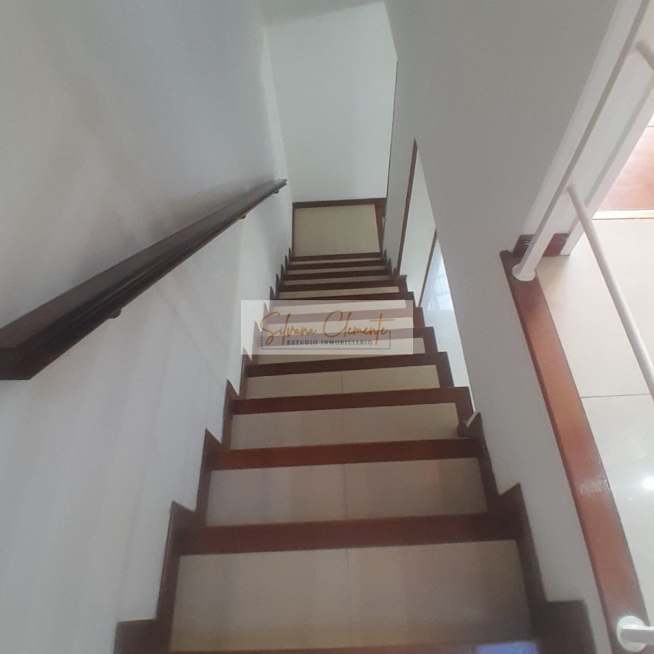 Esplendido y soleado PH 3 ambientes mas playroom, patio y cochera APTO CREDITO.