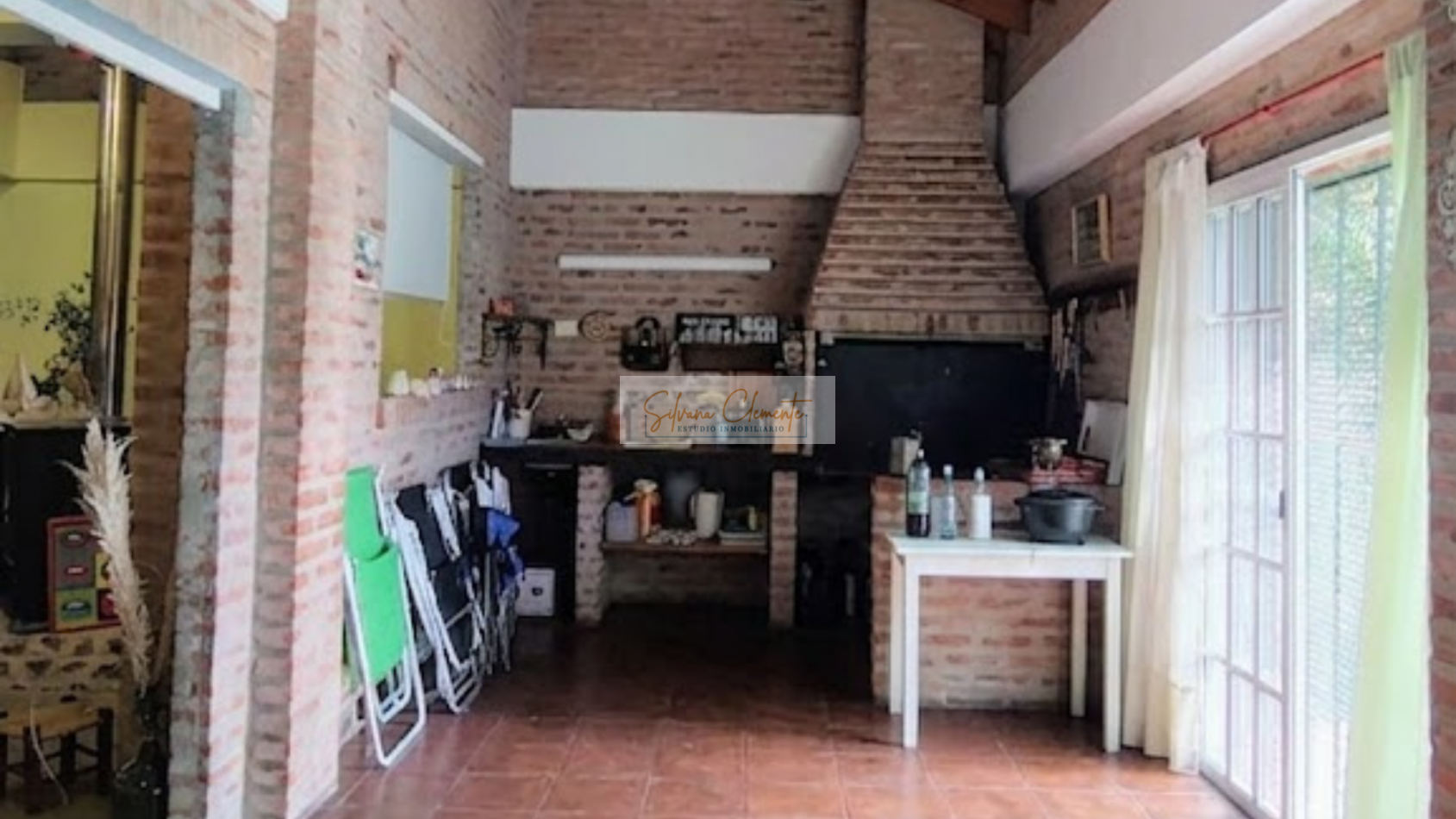 Hermosa casa 4 ambientes sobre doble lote con parque, quincho y parrilla